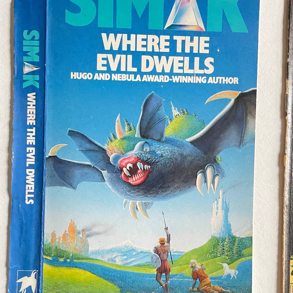 Book cover of 'Where the Evil Dwells' by Simak with a alien beast illustration on a blue background